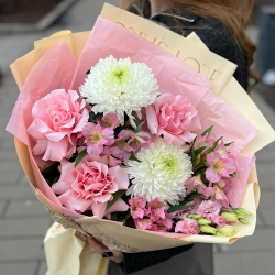 Букет из розовых роз, белых хризантем, эустомы и альстромерии - РИМСКАЯ РОЗА фото №5