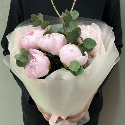 Пионы с эвкалиптом