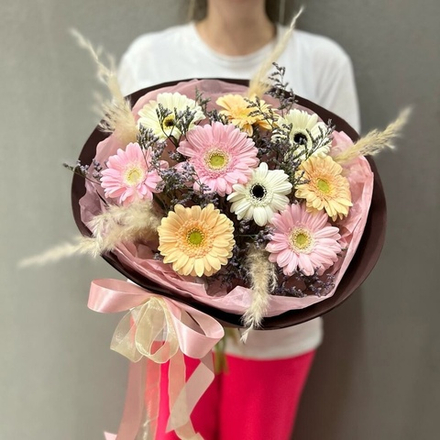 Букет из гербер микс в нежных цветах с пампасными травами