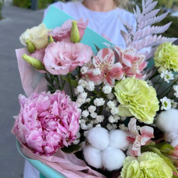 Букет с пионом, зелеными гвоздиками, хлопком и ромашковым сантини
