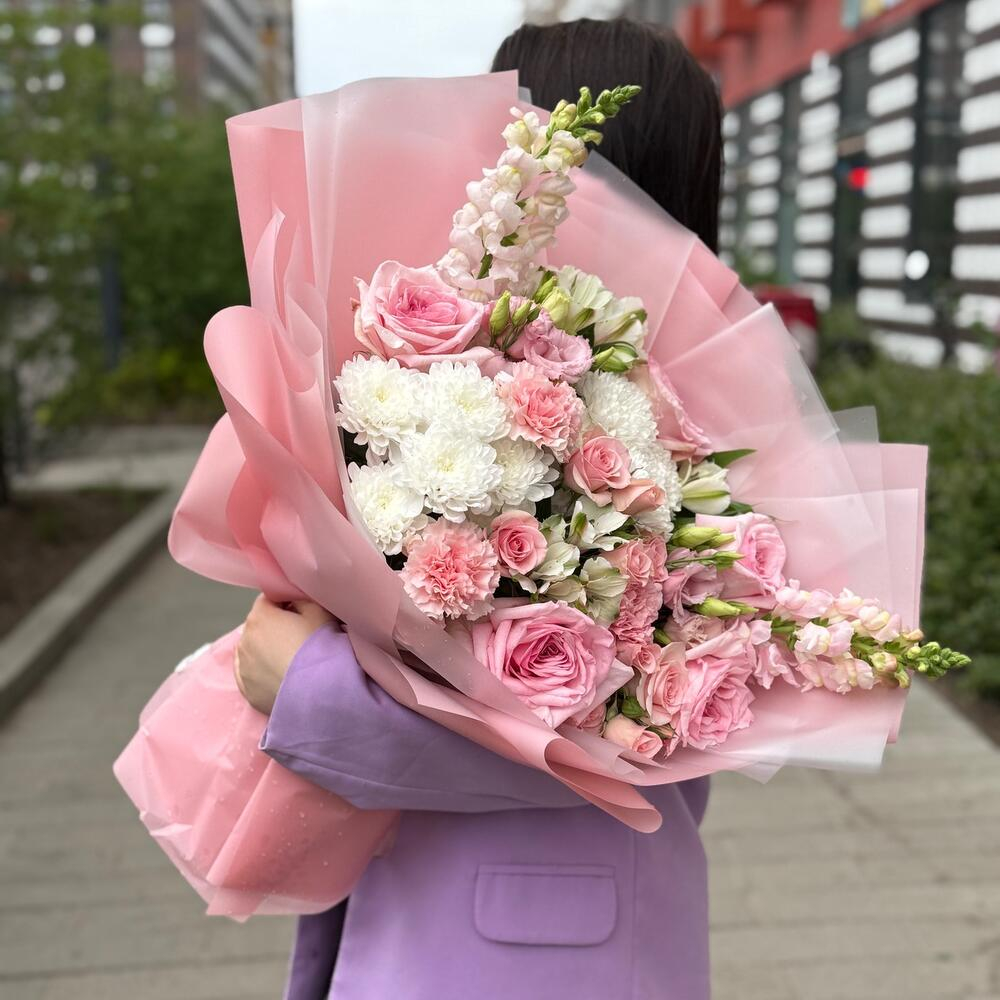 Нежный букет из розовых роз, хризантем, альстромерий и эустомы - РИМСКАЯ РОЗА фото №1