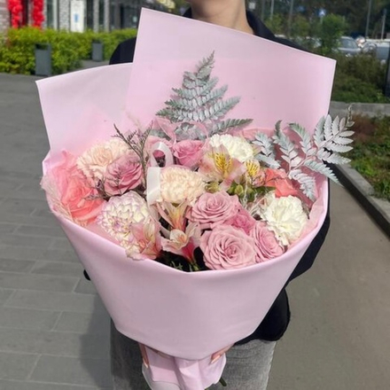 Авторский букет из кустовых роз, георгина, роз и кружевных диантусов
