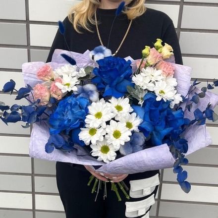 Букет с синими розами, эустомой и хризантемами