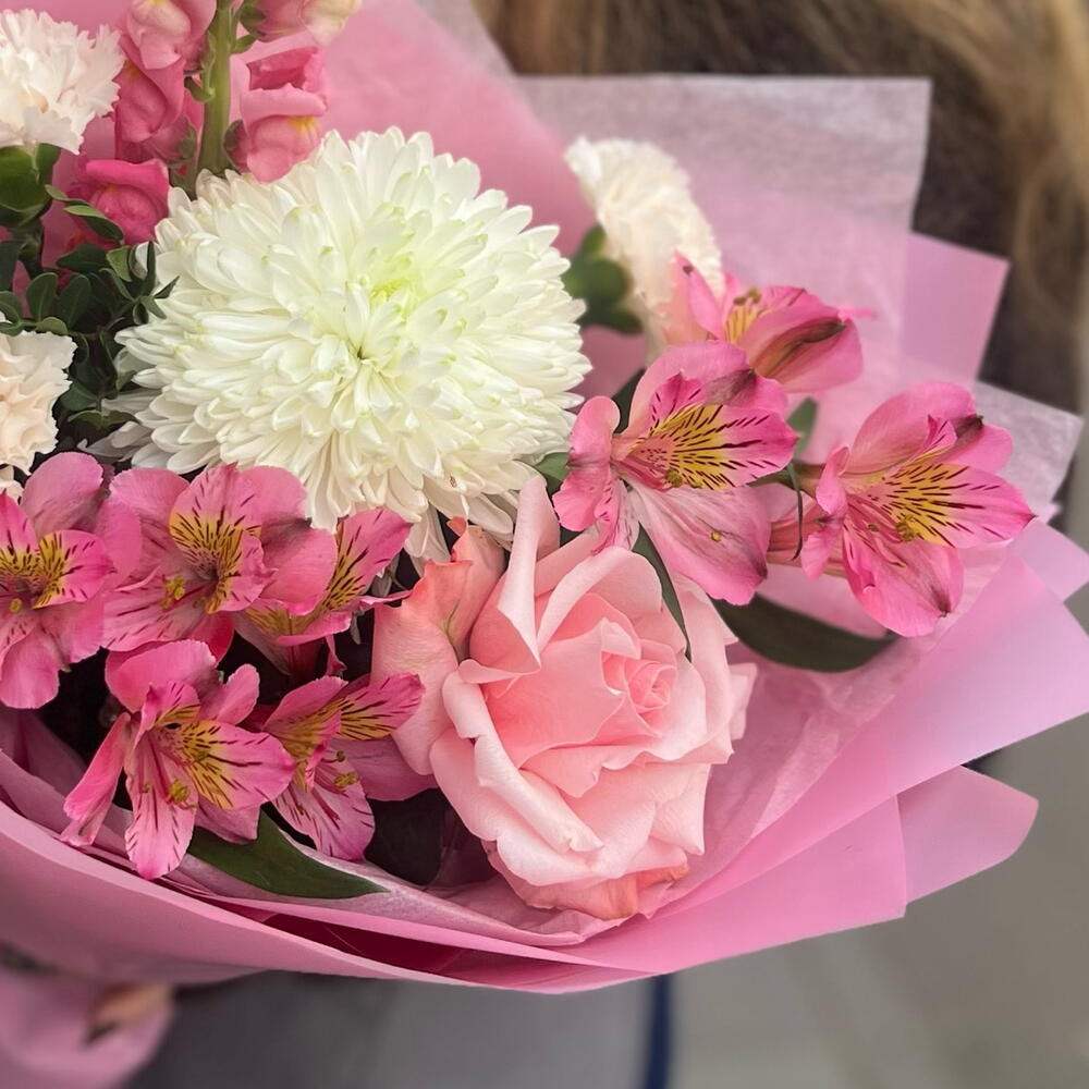 Нежный букет из альстромерий, хризантемы, французской розы и гвоздик в розовой упаковке - РИМСКАЯ РОЗА фото №3