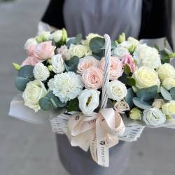 Корзина с кустовыми розами, нежной эустомой, диантусами и эвкалиптом - РИМСКАЯ РОЗА фото №4