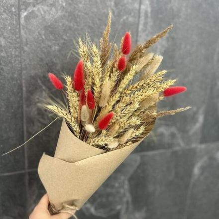 Букет из сухоцветов в крафте с колосьями и лагурусом