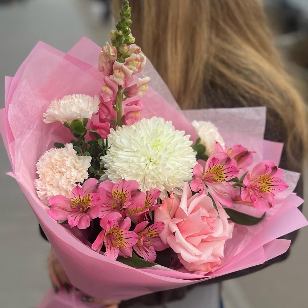 Нежный букет из альстромерий, хризантемы, французской розы и гвоздик в розовой упаковке - РИМСКАЯ РОЗА фото №2