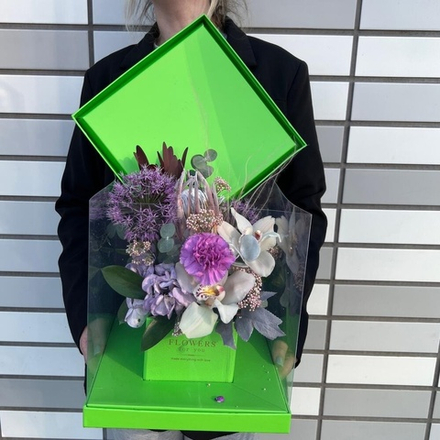 Композиция аквариум: орхидея, протея, диантус, гортензия и эвкалипт