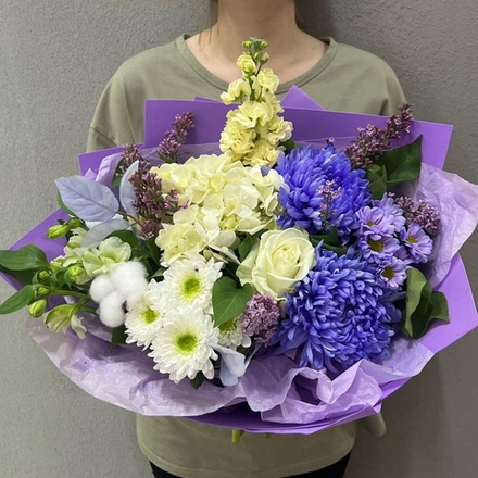 Букер из хризантем, сирени и маттиолы