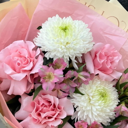 Букет из розовых роз, белых хризантем, эустомы и альстромерии - РИМСКАЯ РОЗА фото №3