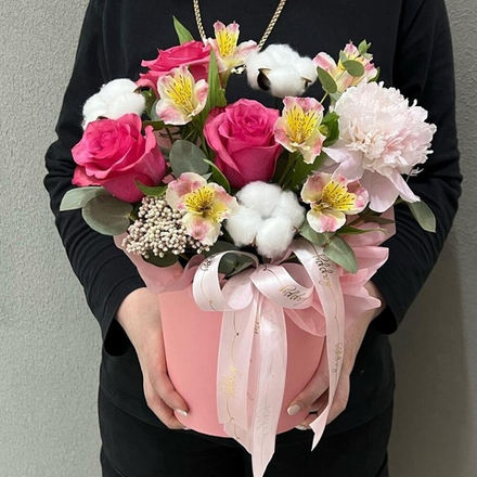 Композиция из роз и пионов