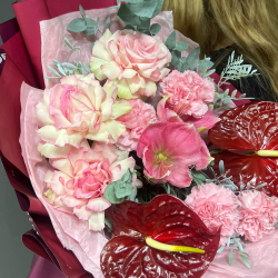 Большой букет с французскими розами, антуриумом, амариллисом и диантусами