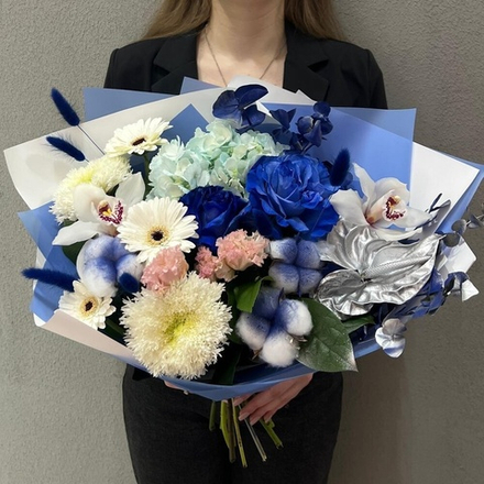 Букет с синими розами, орхидеями и герберами
