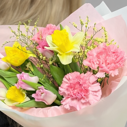Букет из нарциссов, тюльпанов и диантусов в матовой упаковке - РИМСКАЯ РОЗА фото №5