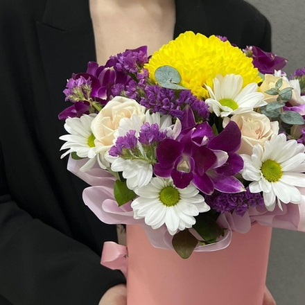 Орхидеи в коробке с хризантемами