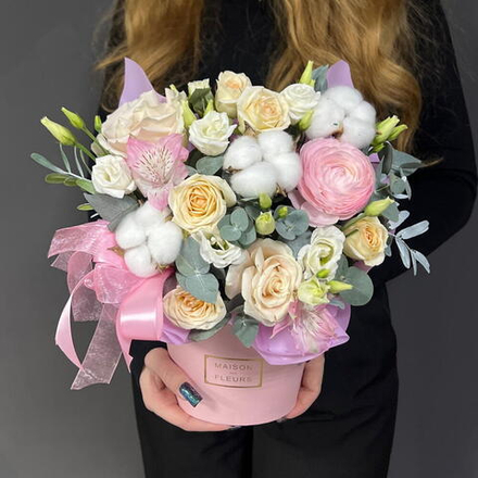 Цветы в коробке с кустовыми розами и ранункулюсом