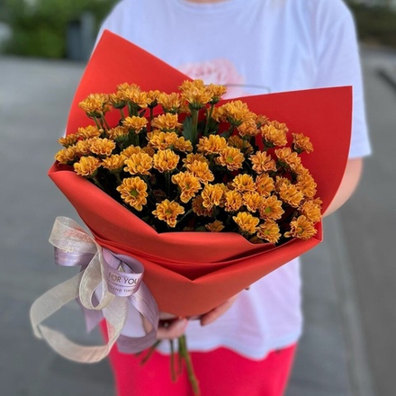 Букет из ромашковых кустовых хризантем