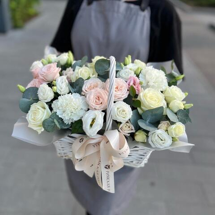 Корзина с кустовыми розами, нежной эустомой, диантусами и эвкалиптом