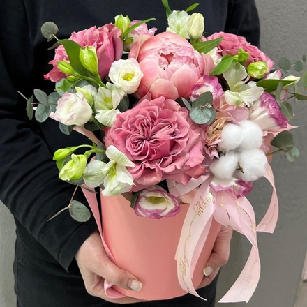 Пионовидные розы с пионом и хлопком