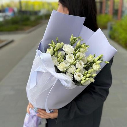 Букет из белой эустомы нежной упаковке