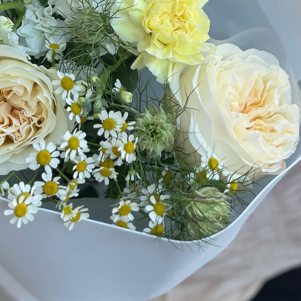 Букет с ромашками, пионовидными розами и диантусами - РИМСКАЯ РОЗА фото №5