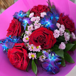 Букет из красных роз, синих орхидей и сантини в розовой упаковке