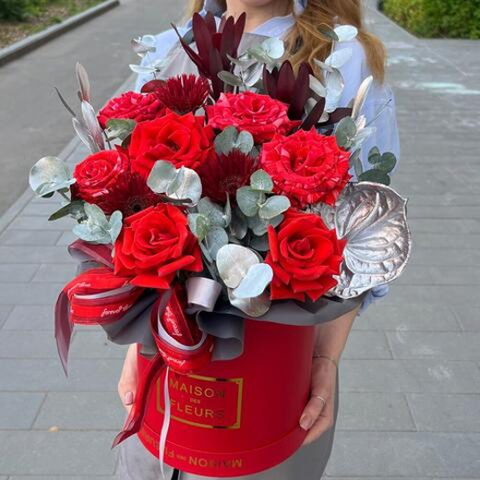 Розы в коробке с герберами, сафари и эвкалиптом