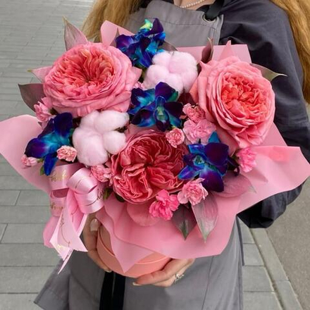 Композиция из пионовидной розы, орхидеи и хлопка в коробке