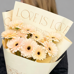 Монобукет из кремовых гербер в дизайнерской упаковке - РИМСКАЯ РОЗА фото №3