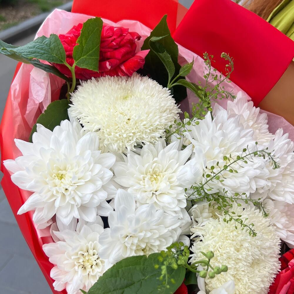 Букет из хризантем, роз и листьев жасмина в красной упаковке фото №2
