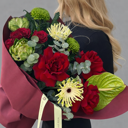 Букет из красных французских роз с герберами, розами veggie и антуриумом - РИМСКАЯ РОЗА фото №2