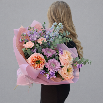 Букет из пионовидных роз, хризантем и маттиолы с дельфиниумом