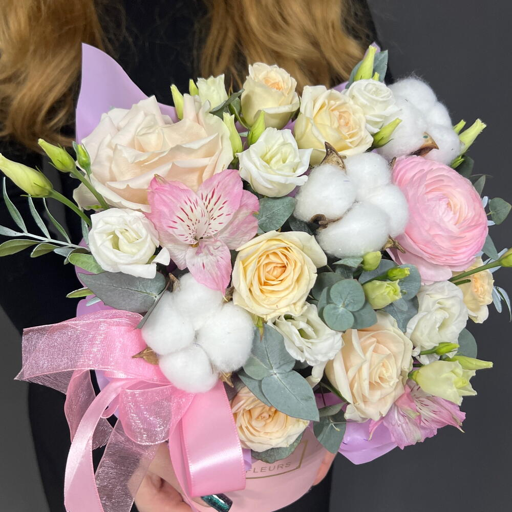 Цветы в коробке с кустовыми розами и ранункулюсом - РИМСКАЯ РОЗА фото №3