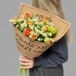 Букет из пионовидных тюльпанов и кустовых ромашек в дизайнерской упаковке - РИМСКАЯ РОЗА фото №2