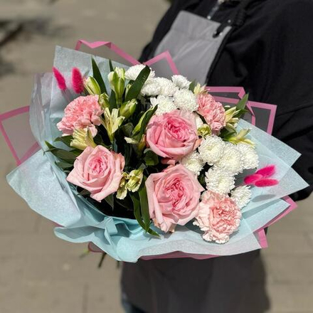 Букет из кустовых роз, альстромерий и хризантем
