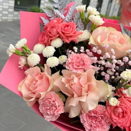 Букет из кустовых роз, хризантемы, французских роз, гипсофилы и диантусов